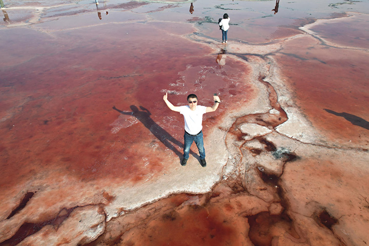 トンゴリ砂漠　ウラン湖