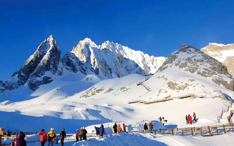 麗江古城と玉龍雪山２日間観光ツアー
